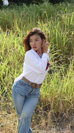 户外性感翘臀牛仔裤美女人体摄影图片